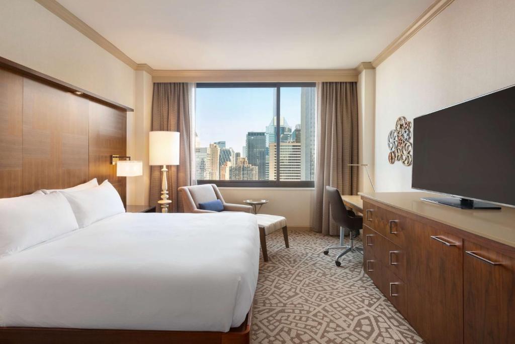 Uma TV ou centro de entretenimento em Hilton New York Times Square