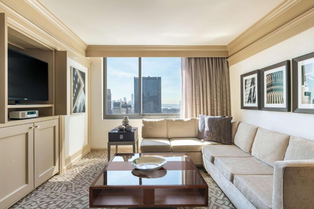 Uma TV ou centro de entretenimento em Hilton New York Times Square
