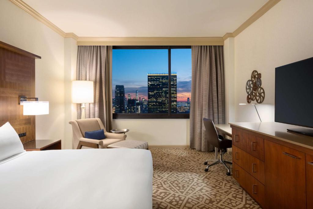 Uma TV ou centro de entretenimento em Hilton New York Times Square