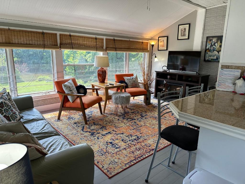 Scenic, Comfy Riverfront - Housity