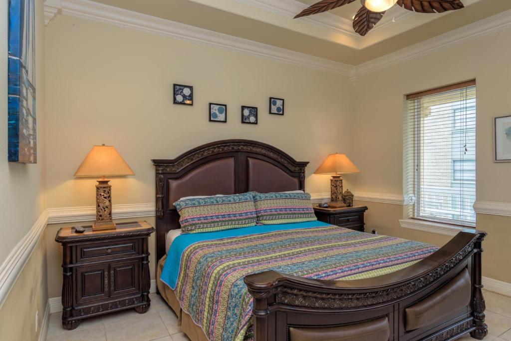 南帕諸島的住宿－Condo in quiet 4plex close to beach & pool!，一间卧室配有一张床和两个带灯的床头柜