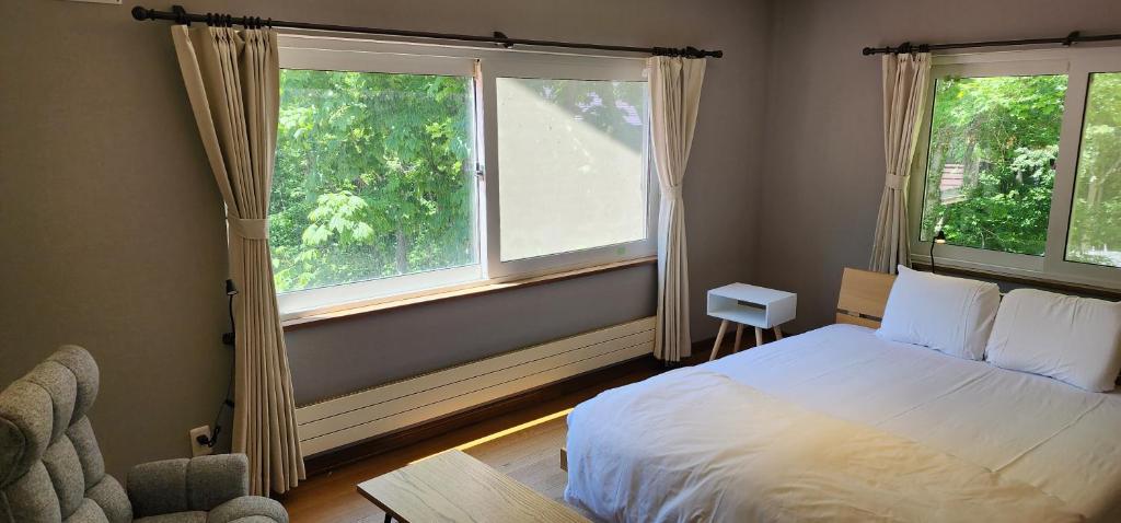 Postel nebo postele na pokoji v ubytování El Cosmo Lodge, Niseko