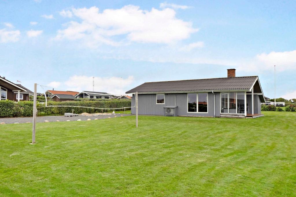 una casa con un grande prato davanti di Fantastic View Over Venø Bay a Vinderup