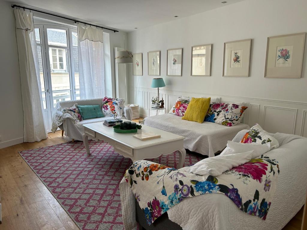 - un salon avec deux canapés et une table dans l'établissement Maison Escapade Normandie Trouville Deauville 4 chambres, à Trouville-sur-Mer