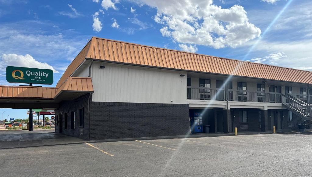 un parcheggio vuoto di fronte a un edificio di Quality Inn & Suites Near White Sands National Park ad Alamogordo