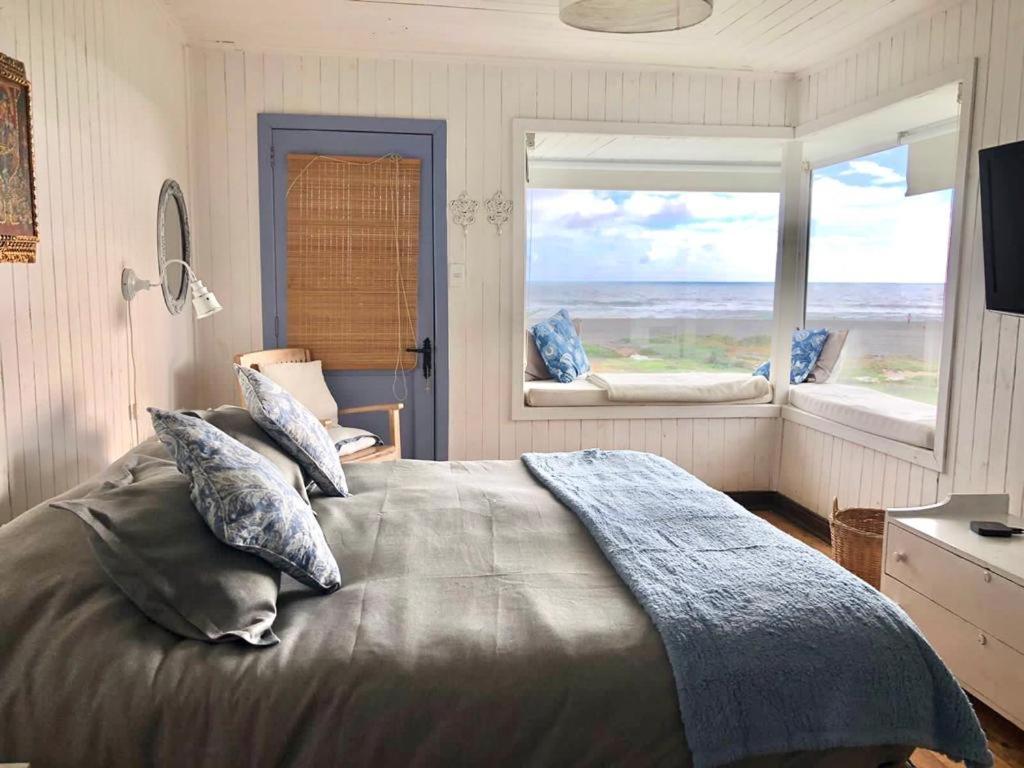 1 dormitorio con 1 cama y vistas al océano en Casa Pichilemu, en Pichilemu