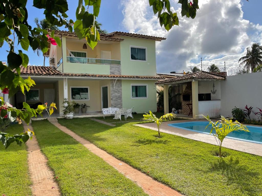 una casa con un patio con piscina en Casa em Peroba Maragogi, en Maragogi