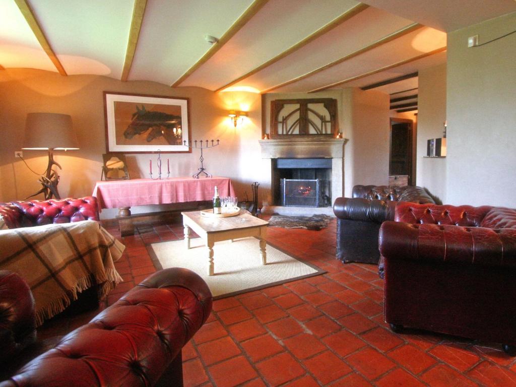 een woonkamer met lederen meubels en een open haard bij Splendid Holiday Home in Vlessart with Sauna in Vlessart