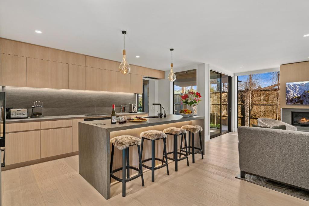 Nhà bếp/bếp nhỏ tại Central Queenstown Villa & Spa by Staysouth