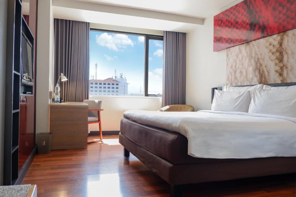 Postel nebo postele na pokoji v ubytování Malyabhara Hotel - formerly Ibis Malioboro