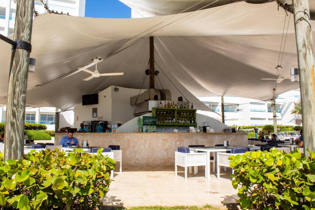 Marbella Juan Dolio Beachfront餐厅或其他用餐的地方