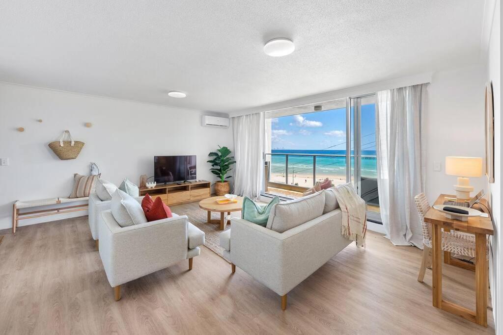 ein Wohnzimmer mit Meerblick in der Unterkunft Amazing beach view and perfect location Kirra in Gold Coast