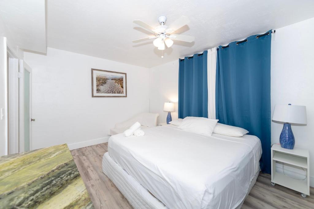 Sofi Beach Apartments - Family Room