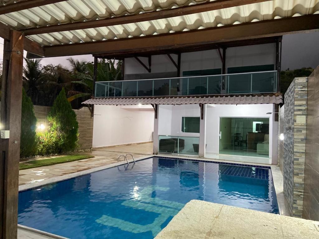 una piscina frente a una casa en Maragogimeucaribe01, en Maragogi