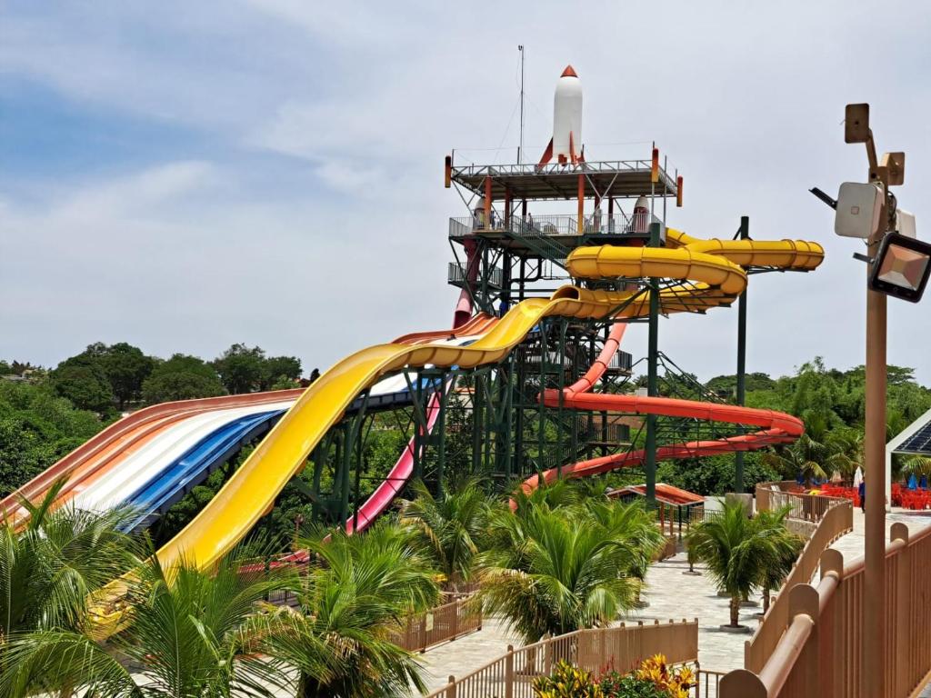 een achtbaan in een attractiepark bij Thermas diRoma c entrada Acqua Park in Caldas Novas
