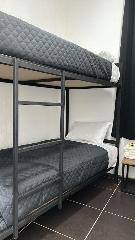 Postel nebo postele na pokoji v ubytování CHECK INN HOSTAL AEROPUERTO GDL