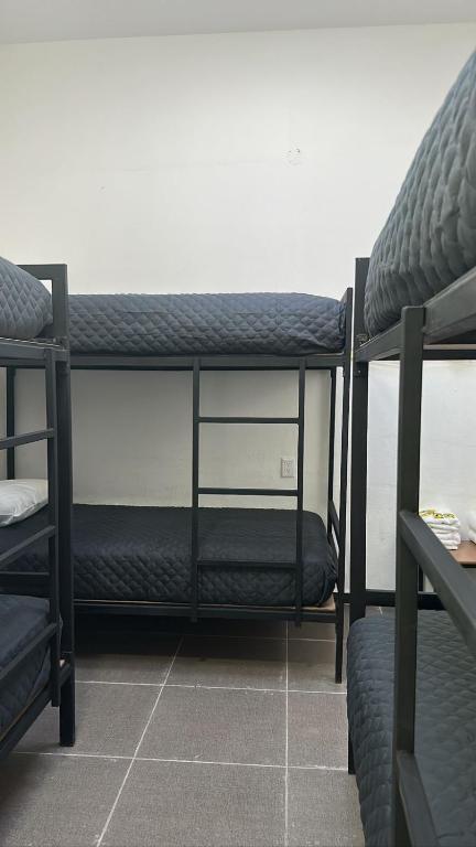 Postel nebo postele na pokoji v ubytování CHECK INN HOSTAL AEROPUERTO GDL