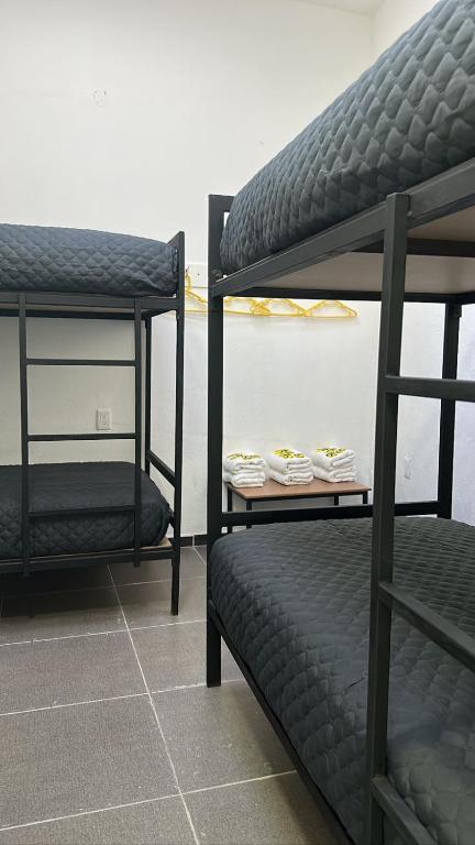 Postel nebo postele na pokoji v ubytování CHECK INN HOSTAL AEROPUERTO GDL