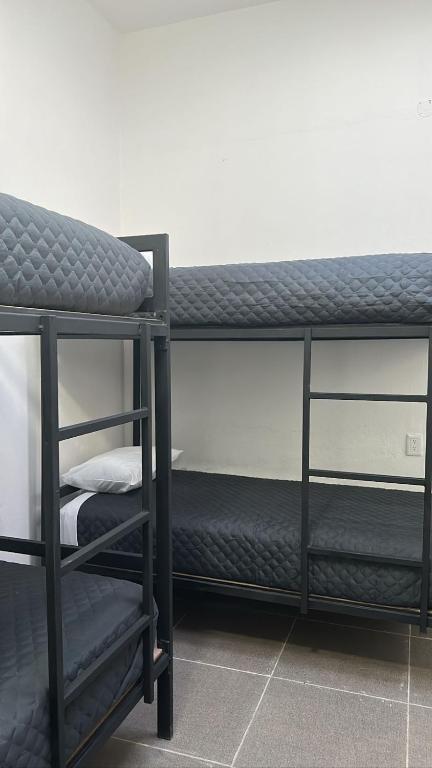 Palanda nebo palandy na pokoji v ubytování CHECK INN HOSTAL AEROPUERTO GDL