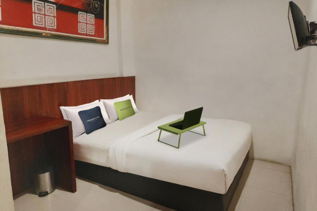 Postel nebo postele na pokoji v ubytování Urbanview Os Residence Medan by RedDoorz
