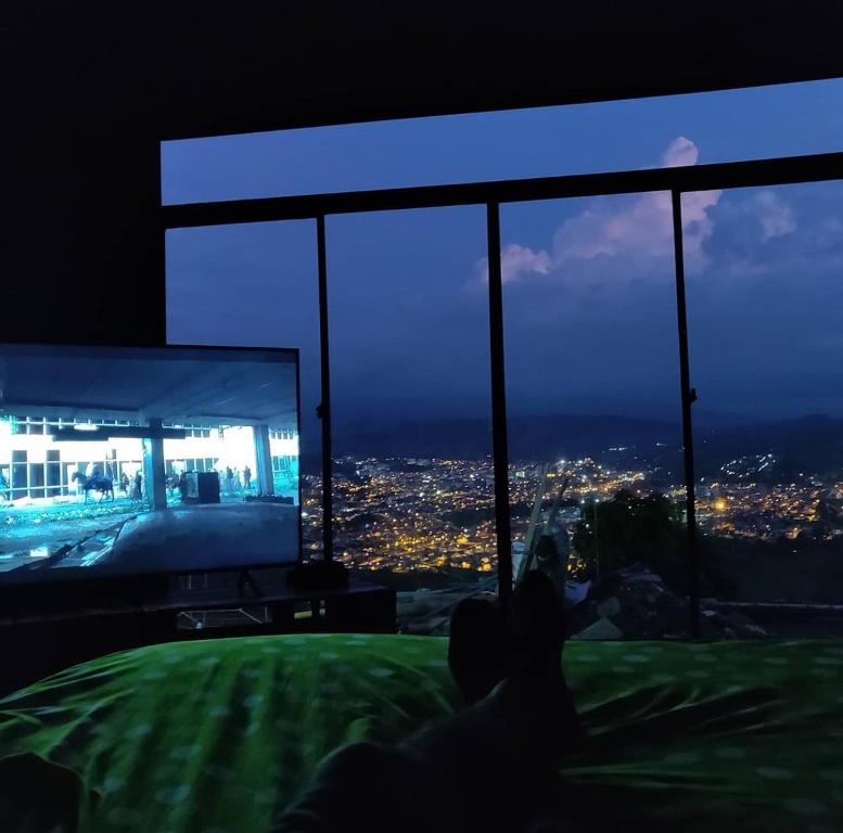 uma pessoa está assistindo um filme em uma tela de televisão em Hermosa casa campestre em Santa Rosa de Cabal