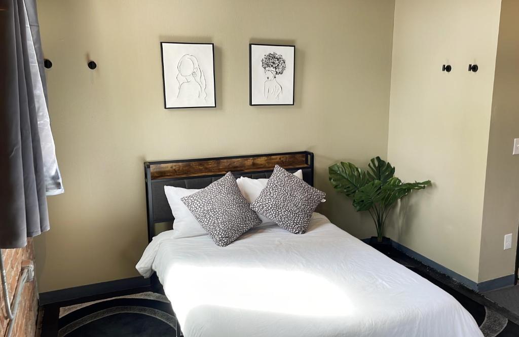 A bed or beds in a room at Boxstel - Modern Stay Hotel Downtown El Paso