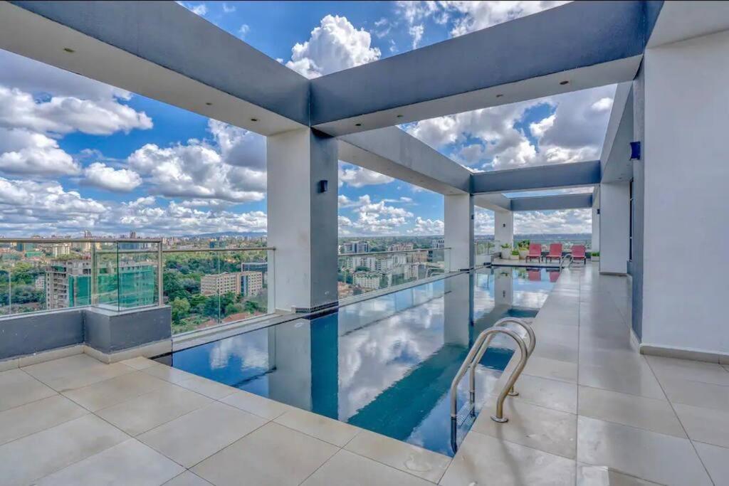 una piscina con vistas a la ciudad desde un edificio en Modern home in Nairobi Escada en Nairobi