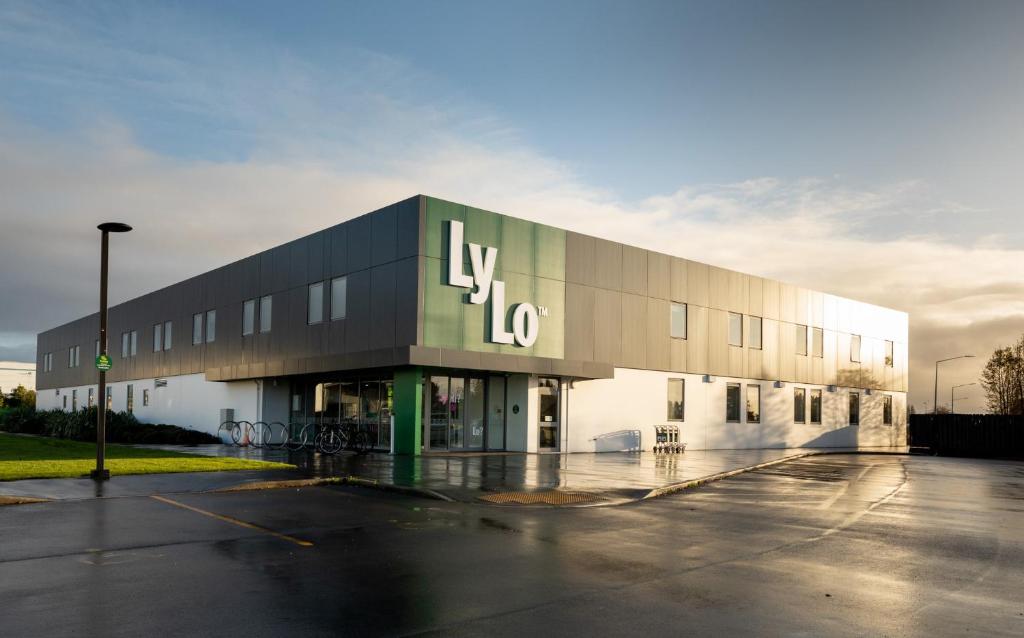 ein großes Gebäude mit Hyde-Schild drauf in der Unterkunft LyLo Christchurch in Christchurch
