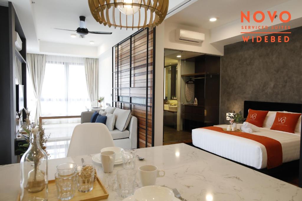 ein Hotelzimmer mit einem Bett und einem Wohnzimmer in der Unterkunft NOVO Serviced Suites by Widebed, Jalan Ampang, Gleneagles in Kuala Lumpur