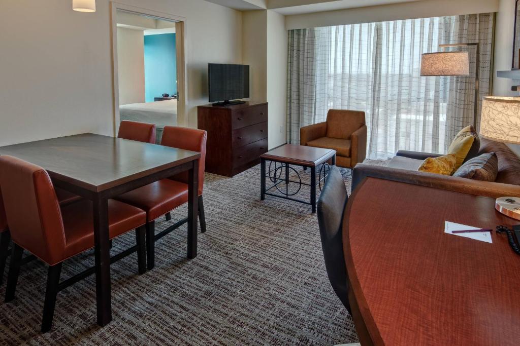 Residence Inn Norfolk Downtown - Suite Queen De Un Dormitorio Con Sofá Cama