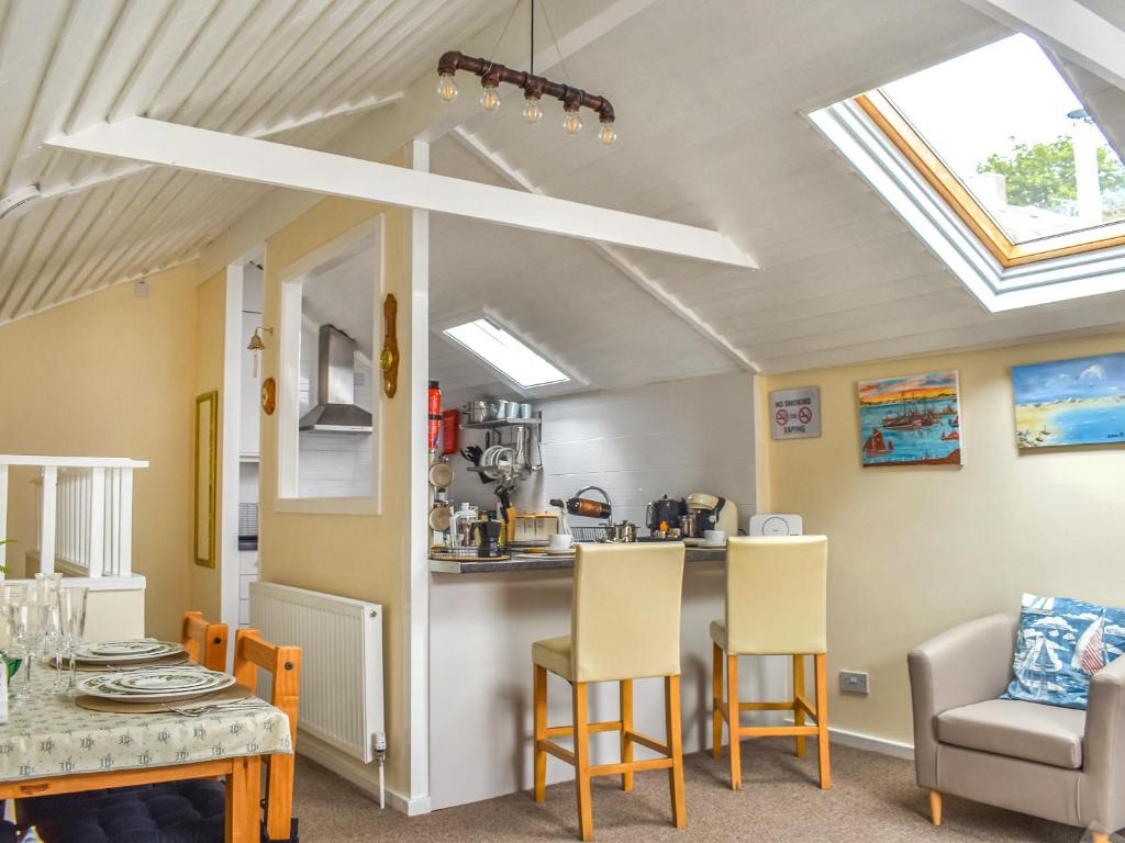 托基的住宿－The Old Sail Loft，厨房以及带桌椅的起居室。