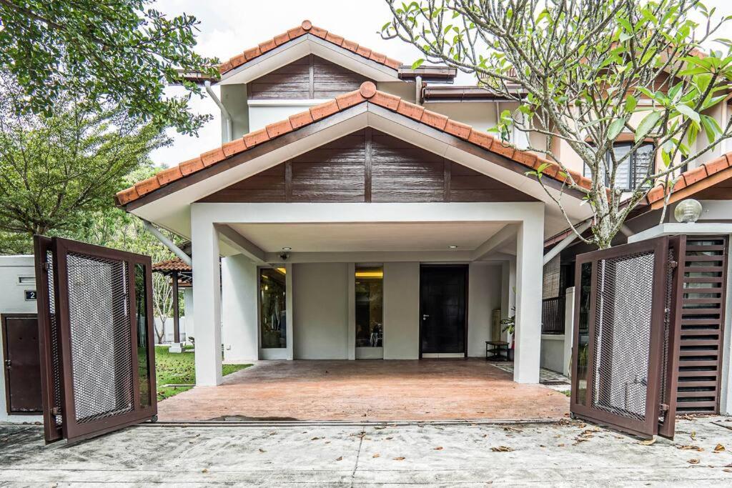 莎阿南的住宿－Double Storey Homestay at Cahaya SPK Shah Alam，前面有门的房子