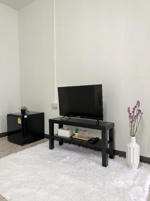 TV a/nebo společenská místnost v ubytování MONTANA Hotel & Hostel Phuket