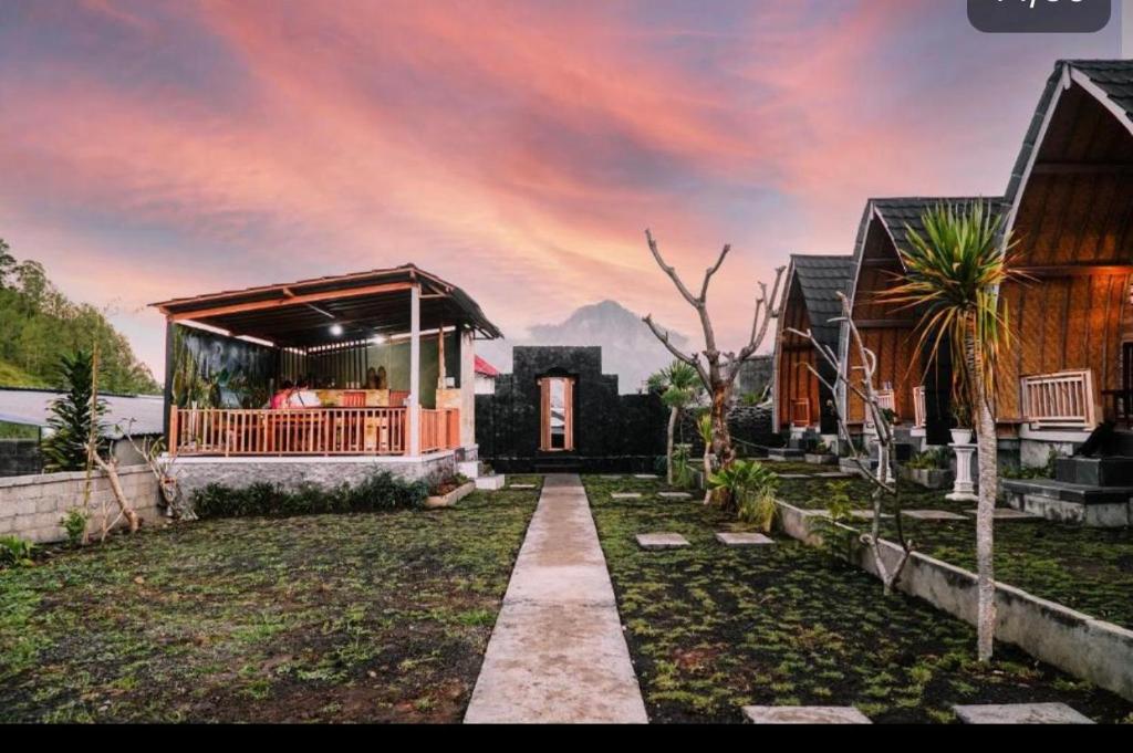 uma casa com um caminho que leva ao jardim da frente em Pondok Bali Volcano em Kubupenlokan