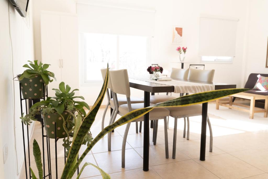 een eetkamer met een tafel en stoelen bij Apartamento Tomás Jofré in San Luis