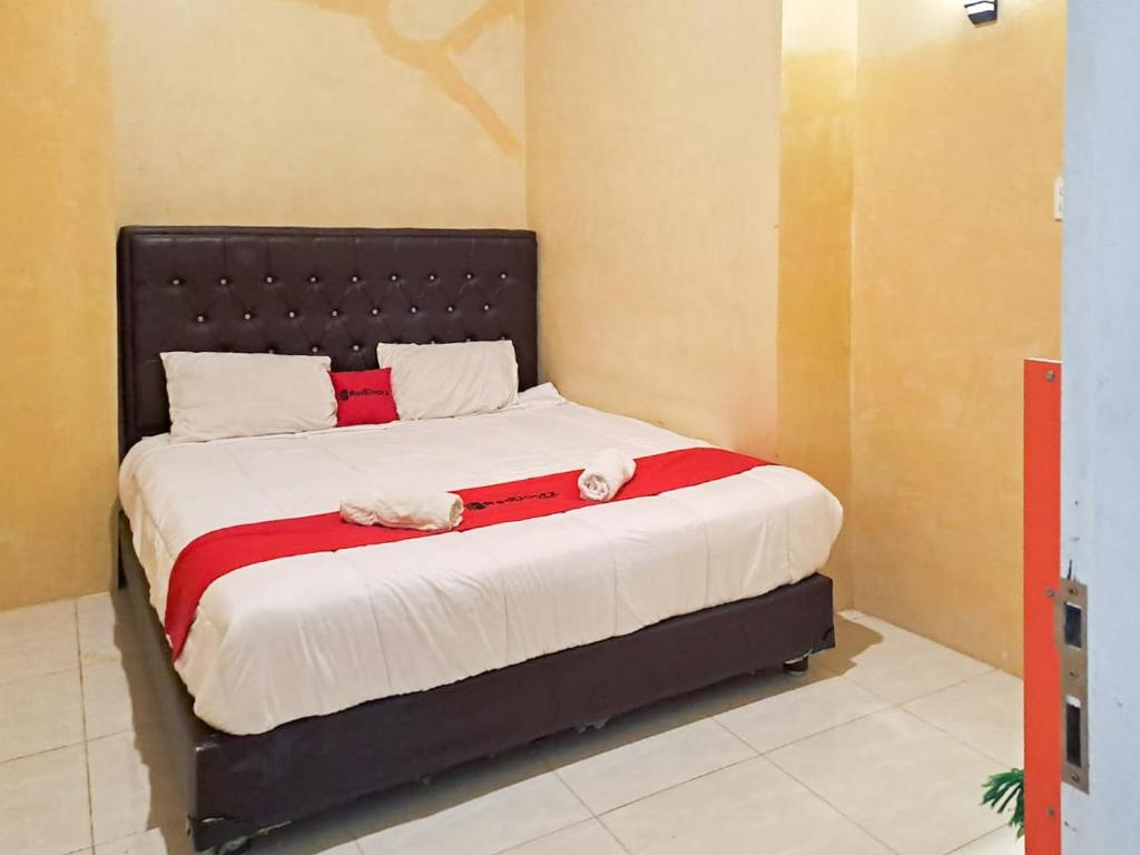 מיטה או מיטות בחדר ב-RedDoorz Syariah At Harley Hotel Sabang