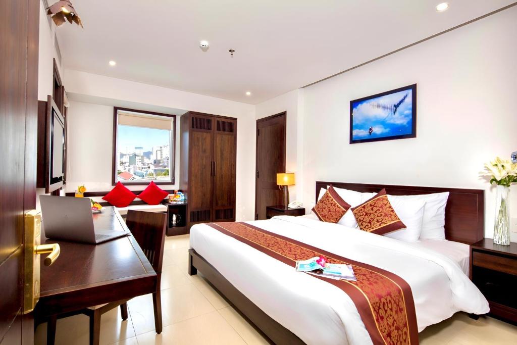 Giường trong phòng chung tại Edele Hotel Nha Trang Beach