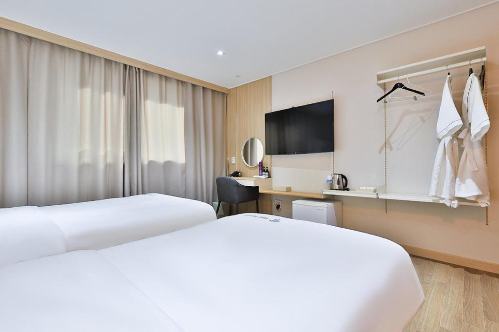 The First Hotel, צ'אנגוון – מחירים מעודכנים לשנת 2023