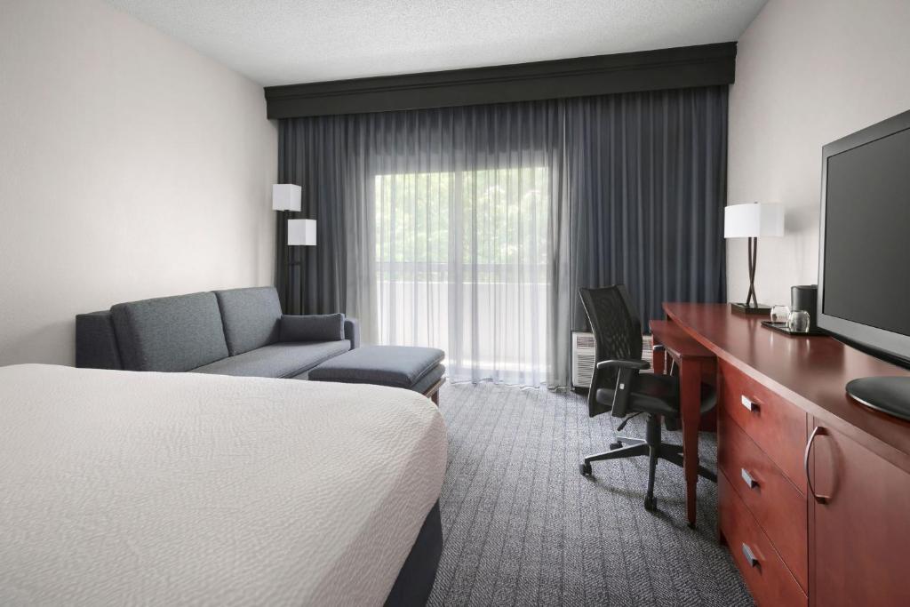 um quarto de hotel com uma cama e uma secretária com um computador em Courtyard Philadelphia Valley Forge / King of Prussia em Wayne