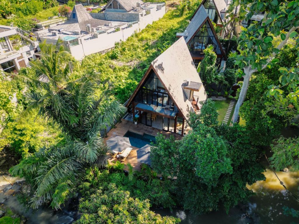 een uitzicht op een huis met palmbomen bij Villa Keliki in Munggu