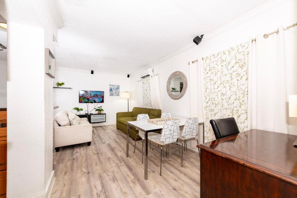 Sofi Beach Apartments - Family Room