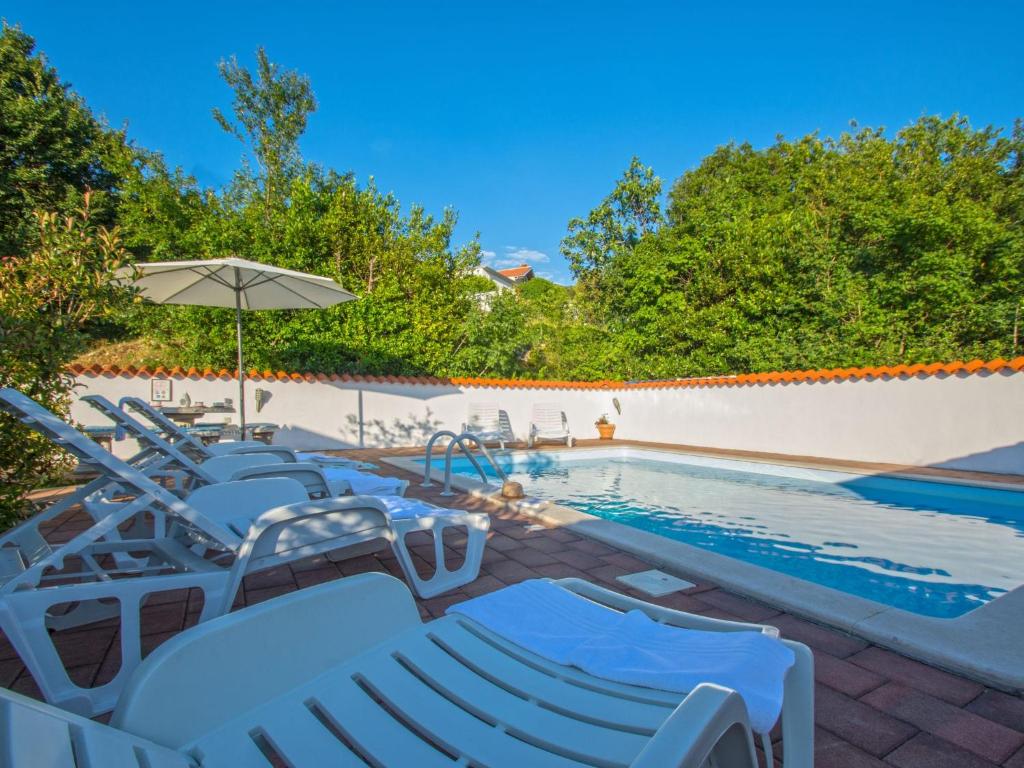 - une piscine avec des chaises longues et un parasol dans l'établissement Adorable holiday home with private pool and terrace with barbecue!, à Antovo