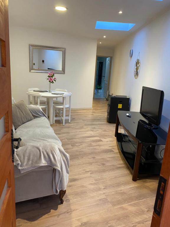 um quarto com uma cama e uma secretária com uma televisão em Arriendo Departamento con 2 habitaciones 1 baño en Concepción cerca de Aeropuerto em Concepción