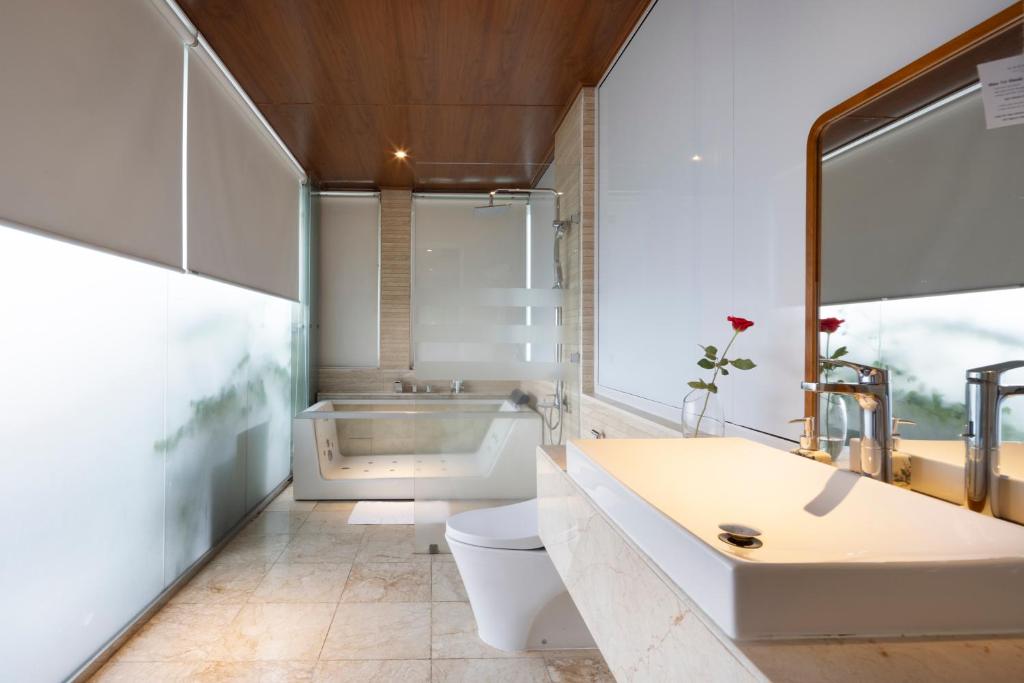 Signature Retreat Suite - Daily Free Afternoon & Mini Bar