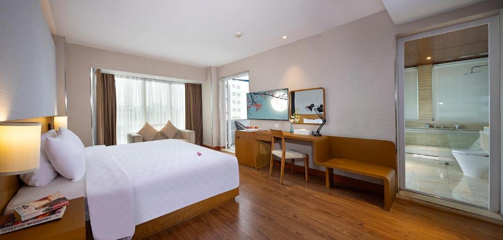 Signature Retreat Suite - Daily Free Afternoon & Mini Bar