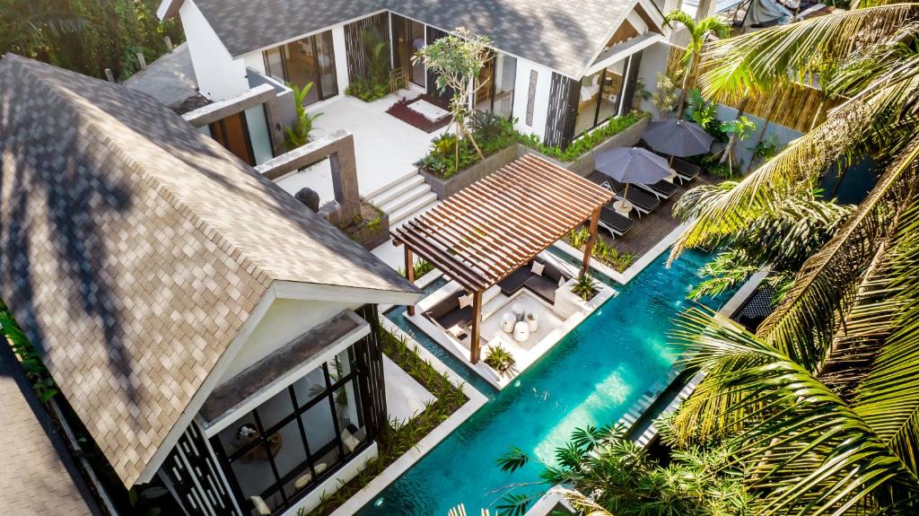 - une vue aérienne sur une maison avec une piscine dans l'établissement Villa Dream by BaliSuperHost, à Ubud