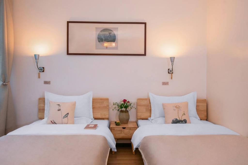 Postel nebo postele na pokoji v ubytování Dali Yanyuan Erhai Retreat