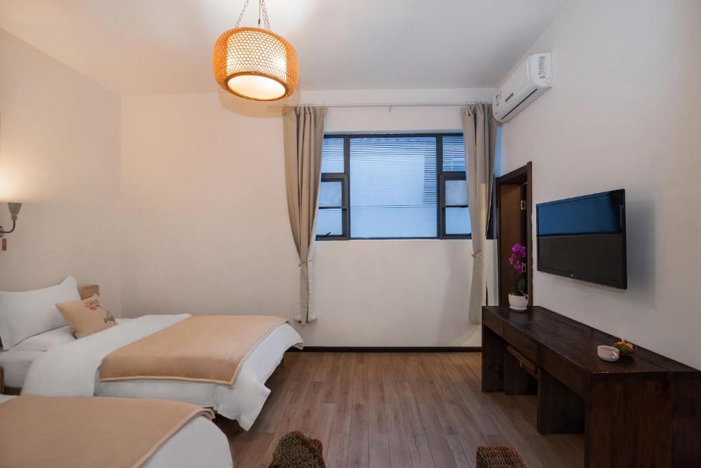 TV a/nebo společenská místnost v ubytování Dali Yanyuan Erhai Retreat