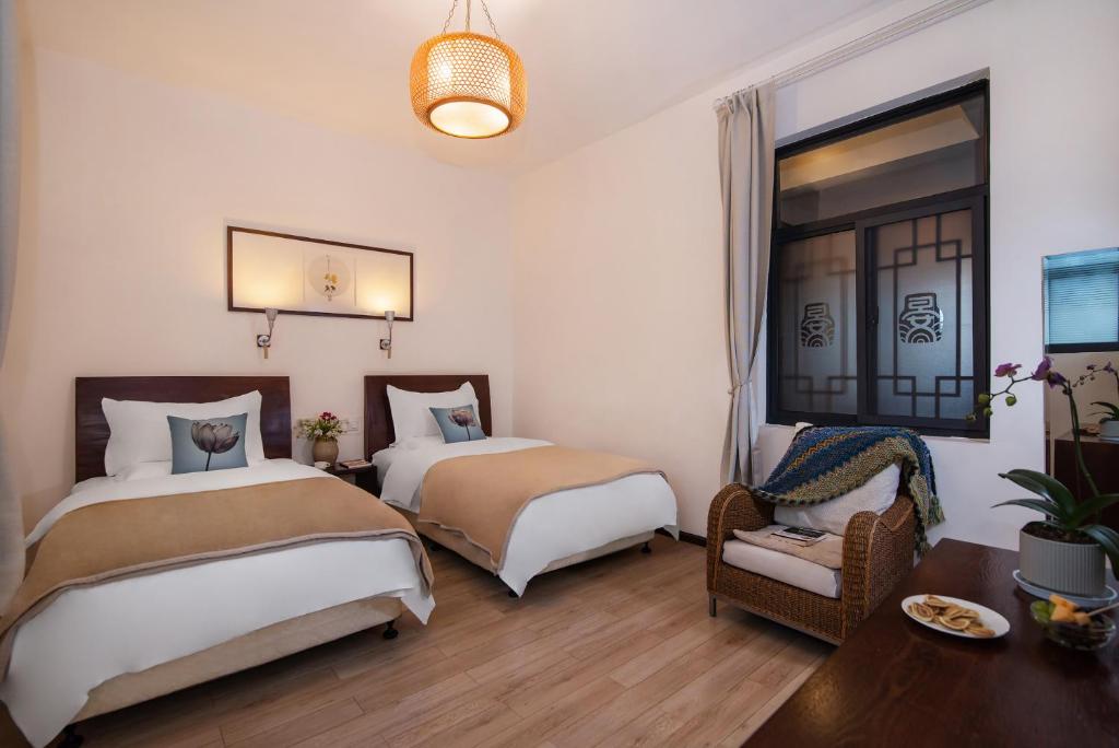 Postel nebo postele na pokoji v ubytování Dali Yanyuan Erhai Retreat