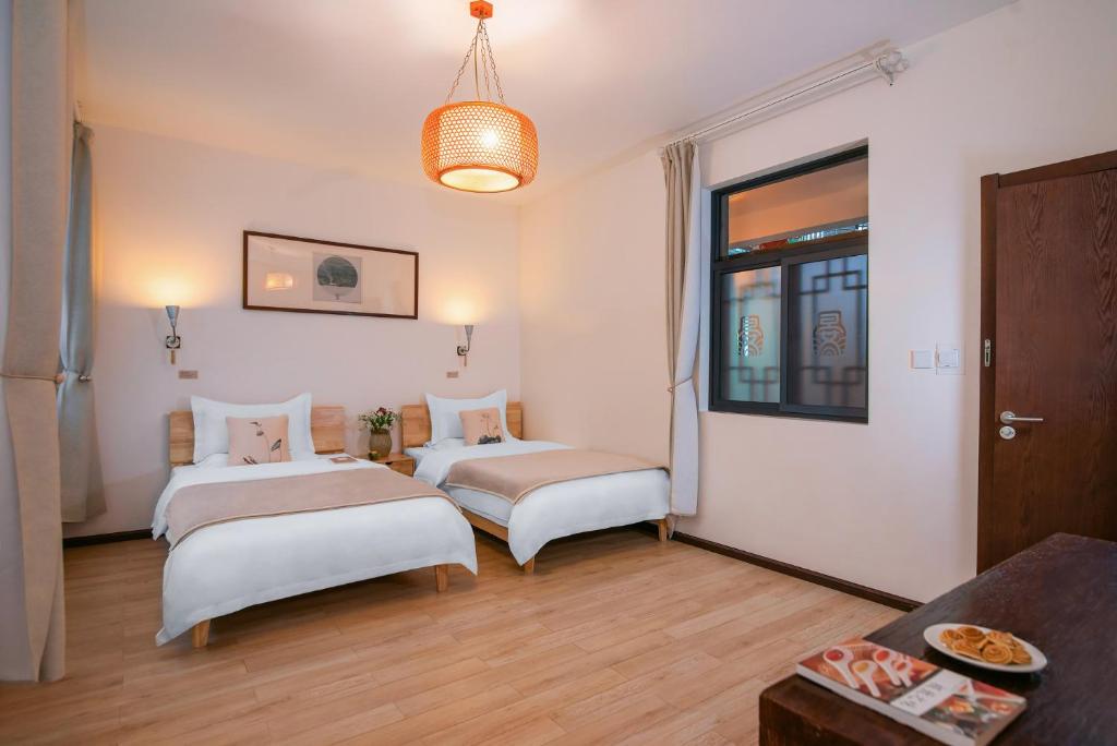 Postel nebo postele na pokoji v ubytování Dali Yanyuan Erhai Retreat